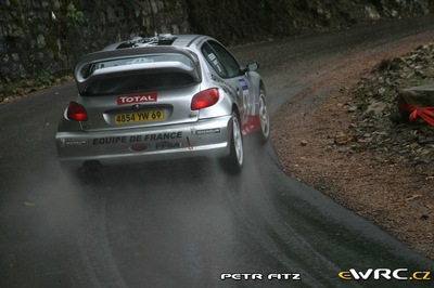 Cédric Robert - Gérald Bedon
47º Tour de Corse - Rallye de France 2003. Peugeot 206 WRC (4854 YW 69). Clasificado 12º.
Equipe de France FFSA

Del 17 al 19 de Octubre, Ajaccio.
Superficie: asfalto.

El Rally tení­a un total de 971.75 km de los que 397.40 km divididos en 16 tramos eran especiales.

Se inscribieron 71 equipos, tomaron la salida 62, finalizaron 34.

© Petr Fitz
@@
Palabras clave: Peugeot;WRC;Corse;Corcega;2003