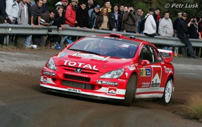Marcus Grönholm - Timo Rautiainen
40º Rally Catalunya - Costa Brava - Rally de España 2004. Peugeot 307 WRC (984 PPQ 75). Clasificado 2º.

Del 29 al 31 de Octubre, Lloret de Mar, Girona, Catalunya, España.
Superficie: asfalto.

El Rally tenia un total de 1688.29 km de los que 384.08 km divididos en 20 tramos eran especiales (una de ellas fue cancelada SS10 Sant Julia 1 de 32.90 Km).

Se inscribieron 55 equipos, tomaron la salida 52, finalizaron 36.

© Petr Lusk
@
Palabras clave: ;Peugeot;WRC;Catalunya;España;Spain;2004