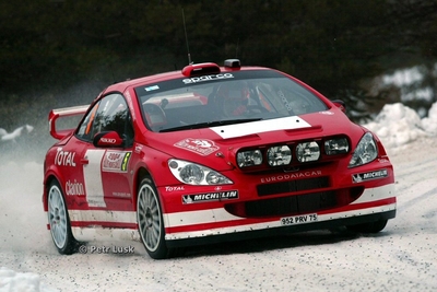 Marcus Grönholm - Timo Rautiainen
72º Rallye Automobile de Monte-Carlo 2004. Peugeot 307 WRC (952 PRV 75). Clasificado 4º.
Marlboro Peugeot Total

Del 23 al 25 de Enero, Monaco.
Superficie: asfalto.

El Rally tenia un total de 1,331.92 Km de los que 389.12 Km divididos en 15 tramos, eran especiales (2 de ellos fueron cancelados SS1 Selonnet - Breziers 1 de 22.64 Km y SS10 Tourette du Chateau - St Antonin 2 de 24.80 Km. Uno de ellos se dio con tiempo de tramo teórico a todos los equipos, SS8 Tourette du Chateau - St Antonin 1 de 24.80 Km).

Se inscribieron 45 equipos, tomaron la salida 43, finalizaron 20.

© Petr Lusk
@@
Palabras clave: Peugeot;WRC;Montecarlo;2004;Nieve