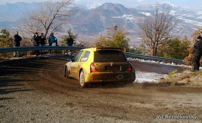 Nicolas Bernardi - Denis Giraudet
72º Rallye Automobile Monte-Carlo 2004. Renault Clio S1600 (872 AMC 83). Clasificado 10º.

Del 23 al 25 de Enero, Monaco.
Superficie: asfalto - nieve.

El Rally tenia un total de 1,331.92 Km de los que 389.12 Km divididos en 15 tramos, eran especiales (2 de ellos fueron cancelados SS1 Selonnet - Breziers 1 de 22.64 Km y SS10 Tourette du Chateau - St Antonin 2 de 24.80 Km. Uno de ellos se dio con tiempo de tramo teórico a todos los equipos, SS8 Tourette du Chateau - St Antonin 1 de 24.80 Km).

Se inscribieron 45 equipos, tomaron la salida 43, finalizaron 20.

© Vít Bezdekovský
@
Palabras clave: Renault;Clio;Montecarlo;2004