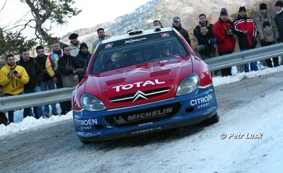 Carlos Sainz Cenamor - Marc Marti
72º Rallye Automobile de Monte-Carlo 2004. Citröen Xsara WRC. Abandonó por accidente en SS9 Sigale - Col de Bleine 1 de 28.39 km.

Del 23 al 25 de Enero, Monaco.
Superficie: asfalto.

El Rally tenia un total de 1,331.92 Km de los que 389.12 Km divididos en 15 tramos eran especiales (2 de ellos fueron cancelados SS1 Selonnet - Breziers 1 de 22.64 Km y SS10 Tourette du Chateau - St Antonin 2 de 24.80 Km. Uno de ellos se dio con tiempo de tramo teórico a todos los equipos, SS8 Tourette du Chateau - St Antonin 1 de 24.80 Km).

Se inscribieron 45 equipos, tomaron la salida 43, finalizaron 20.

© Petr Lusk
@
Palabras clave: Carlos_Sainz;Montecarlo;Citroen;Xsara;WRC;2004;Nieve