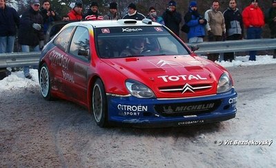 Carlos Sainz Cenamor - Marc Marti
72º Rallye Automobile de Monte-Carlo 2004. Citröen Xsara WRC. Abandonó por accidente en SS9 Sigale - Col de Bleine 1 de 28.39 km.

Del 23 al 25 de Enero, Monaco.
Superficie: asfalto.

El Rally tenia un total de 1,331.92 Km de los que 389.12 Km divididos en 15 tramos eran especiales (2 de ellos fueron cancelados SS1 Selonnet - Breziers 1 de 22.64 Km y SS10 Tourette du Chateau - St Antonin 2 de 24.80 Km. Uno de ellos se dio con tiempo de tramo teórico a todos los equipos, SS8 Tourette du Chateau - St Antonin 1 de 24.80 Km).

Se inscribieron 45 equipos, tomaron la salida 43, finalizaron 20.

© Vít Bezdekovský
@
Palabras clave: Carlos_Sainz;Montecarlo;Citroen;Xsara;WRC;2004;Nieve