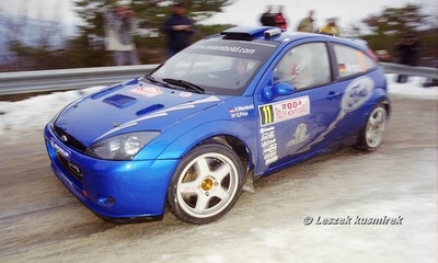 Antony Warmbold - Gemma Price
72º Rallye Automobile de Monte-Carlo 2004. Ford Focus WRC 02 (Y6 FMC). Abandonó por accidente en SS14 Sospel - Turini - La Bollène 2 de 32.58 km.

Del 23 al 25 de Enero, Monaco.
Superficie: asfalto.

El Rally tenia un total de 1,331.92 Km de los que 389.12 Km divididos en 15 tramos, eran especiales (2 de ellos fueron cancelados SS1 Selonnet - Breziers 1 de 22.64 Km y SS10 Tourette du Chateau - St Antonin 2 de 24.80 Km. Uno de ellos se dio con tiempo de tramo teórico a todos los equipos, SS8 Tourette du Chateau - St Antonin 1 de 24.80 Km).

Se inscribieron 45 equipos, tomaron la salida 43, finalizaron 20.

© Leszek Kusmirek
@
Palabras clave: Ford;Focus;WRC;Montecarlo;2004;Nieve