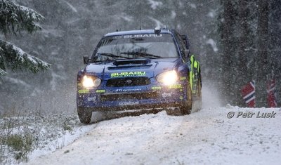 Petter Solberg - Phil Mills
54º Uddeholm Swedish Rally 2005. Subaru Impreza S10 WRC 04. Clasificado 1º.

Del 11 al 13 de Febrero, Karlstad.
Superficie: nieve - hielo.

El Rally tenia un total de 1726.00 km de los que 335.55 km divididos en 2 etapas y 20 tramos eran especiales.

Tomaron la salida 69 equipos, finalizaron 46.

© Petr Lusk
@
Palabras clave: Petter_Solberg;Subaru;Impreza;WRC;Suecia;Nieve;2005