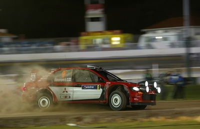 Harri Rovanperä - Risto Pietiläinen
18º Telstra Rally Australia 2005. Mitsubishi Lancer WRC05 (KN04 WMD). Clasificado 2º.
Mitsubishi Motors

Del 10 al 13 de Noviembre, Perth.
Superficie: tierra.

El Rally tenia un total de 1345.41 Km de los que 355.01 Km divididos en 26 tramos eran cronometrados.

Se inscribieron 61 equipos, tomaron la salida 60, finalizaron 43.@
Palabras clave: Mitsubishi;Lancer;Australia;2005