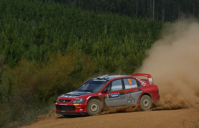 Harri Rovanperä - Risto Pietiläinen
18º Telstra Rally Australia 2005. Mitsubishi Lancer WRC05 (KN04 WMD). Clasificado 2º.
Mitsubishi Motors

Del 10 al 13 de Noviembre, Perth.
Superficie: tierra.

El Rally tenia un total de 1345.41 Km de los que 355.01 Km divididos en 26 tramos eran cronometrados.

Se inscribieron 61 equipos, tomaron la salida 60, finalizaron 43.@
Palabras clave: Mitsubishi;Lancer;Australia;2005