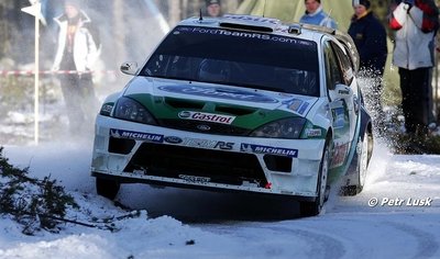 Toni Gardemeister - Jakke Honkanen
54º Uddeholm Swedish Rally 2005. Ford Focus RS WRC 04. Clasificado 3º.

Del 11 al 13 de Febrero, Karlstad.
Superficie: nieve - hielo.

El Rally tenia un total de 1726.00 km de los que 335.55 km divididos en 2 etapas y 20 tramos eran especiales.

Tomaron la salida 69 equipos, finalizaron 46.

© Petr Lusk
@
Palabras clave: Ford;Focus;WRC;Suecia;2005;Nieve