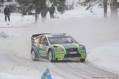 Marcus Grönholm - Timo Rautiainen
55º Uddeholm Swedish Rally 2006. Ford Focus RS WRC 06 (EU55 BMV). Clasificado 1º.
BP Ford World Rally Team

Cuarta victoria de Marcus Grönholm en Suecia y 50º victoria de Ford en el WRC.

Del 3 al 5 de Febrero, Karlstad, Värmland County.
Superficie: nieve - hielo.

El Rally constaba de 3 etapas con un total de 1441.16 km de los que 349.02 km divididos en 19 tramos eran cronometrados.

Tomaron la salida 63 equipos, finalizaron 51.

© Joachim Hähn
@
Palabras clave: Ford;Focus;WRC;Suecia;2006;Nieve