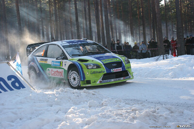 Marcus Grönholm - Timo Rautiainen
55º Uddeholm Swedish Rally 2006. Ford Focus RS WRC 06 (EU55 BMV). Clasificado 1º.
BP Ford World Rally Team

Cuarta victoria de Marcus Grönholm en Suecia y 50º victoria de Ford en el WRC.

Del 3 al 5 de Febrero, Karlstad, Värmland County.
Superficie: nieve - hielo.

El Rally constaba de 3 etapas con un total de 1441.16 km de los que 349.02 km divididos en 19 tramos eran cronometrados.

Tomaron la salida 63 equipos, finalizaron 51.

© Joachim Hähn
@
Palabras clave: Ford;Focus;WRC;Suecia;2006;Nieve