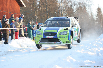 Marcus Grönholm - Timo Rautiainen
55º Uddeholm Swedish Rally 2006. Ford Focus RS WRC 06 (EU55 BMV). Clasificado 1º.
BP Ford World Rally Team

Cuarta victoria de Marcus Grönholm en Suecia y 50º victoria de Ford en el WRC.

Del 3 al 5 de Febrero, Karlstad, Värmland County.
Superficie: nieve - hielo.

El Rally constaba de 3 etapas con un total de 1441.16 km de los que 349.02 km divididos en 19 tramos eran cronometrados.

Tomaron la salida 63 equipos, finalizaron 51.

© Joachim Hähn
@
Palabras clave: Ford;Focus;WRC;Suecia;2006;Nieve