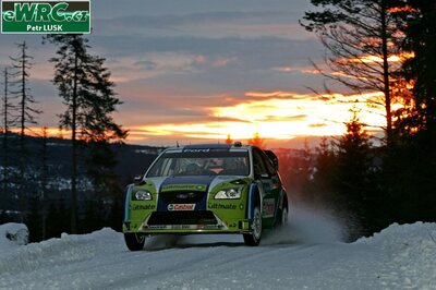Marcus Grönholm - Timo Rautiainen
55º Uddeholm Swedish Rally 2006. Ford Focus RS WRC 06 (EU55 BMV). Clasificado 1º.
BP Ford World Rally Team

Cuarta victoria de Marcus Grönholm en Suecia y 50º victoria de Ford en el WRC.

Del 3 al 5 de Febrero, Karlstad, Värmland County.
Superficie: nieve - hielo.

El Rally constaba de 3 etapas con un total de 1441.16 km de los que 349.02 km divididos en 19 tramos eran cronometrados.

Tomaron la salida 63 equipos, finalizaron 51.

© Petr Lusk
@
Palabras clave: Ford;Focus;WRC;Suecia;2006;Nieve