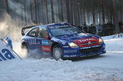 Sébastien Loeb - Daniel Elena
55º Uddeholm Swedish Rally 2006. Citroën Xsara WRC (831 DPT 78). Clasificado 2º.
Kronos Racing

Del 3 al 5 de Febrero, Karlstad, Värmland County.
Superficie: nieve - hielo.

El Rally constaba de 3 etapas con un total de 1441.16 km de los que 349.02 km divididos en 19 tramos eran cronometrados.

Tomaron la salida 63 equipos, finalizaron 51.

© Joachim Hähn
@
Palabras clave: Citroen;Xsara;WRC;Suecia;2006;Nieve