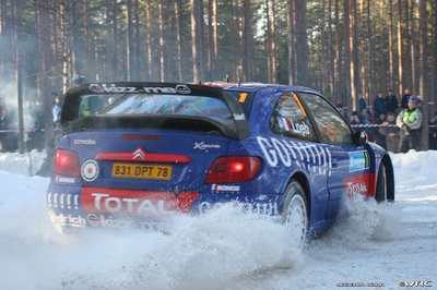 Sébastien Loeb - Daniel Elena
55º Uddeholm Swedish Rally 2006. Citroën Xsara WRC (831 DPT 78). Clasificado 2º.
Kronos Racing

Del 3 al 5 de Febrero, Karlstad, Värmland County.
Superficie: nieve - hielo.

El Rally constaba de 3 etapas con un total de 1441.16 km de los que 349.02 km divididos en 19 tramos eran cronometrados.

Tomaron la salida 63 equipos, finalizaron 51.

© Joachim Hähn
@
Palabras clave: Citroen;Xsara;WRC;Suecia;2006;Nieve