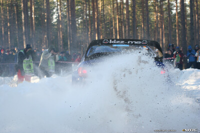 Sébastien Loeb - Daniel Elena
55º Uddeholm Swedish Rally 2006. Citroën Xsara WRC (831 DPT 78). Clasificado 2º.
Kronos Racing

Del 3 al 5 de Febrero, Karlstad, Värmland County.
Superficie: nieve - hielo.

El Rally constaba de 3 etapas con un total de 1441.16 km de los que 349.02 km divididos en 19 tramos eran cronometrados.

Tomaron la salida 63 equipos, finalizaron 51.

© Joachim Hähn
@
Palabras clave: Citroen;Xsara;WRC;Suecia;2006;Nieve