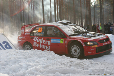 Daniel Carlsson - Bosse Holmstrand
55º Uddeholm Swedish Rally 2006. Mitsubishi Lancer WRC 05 (KP54 GXY). Clasificado 3º.

Del 3 al 5 de Febrero, Karlstad, Värmland County.
Superficie: nieve - hielo.

El Rally constaba de 3 etapas con un total de 1441.16 km de los que 349.02 km divididos en 19 tramos eran cronometrados.

Tomaron la salida 63 equipos, finalizaron 51.

© Joachim Hähn
@@
Palabras clave: Mitsubishi;Lancer;WRC;Suecia;2006