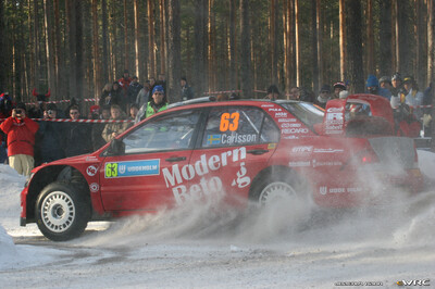 Daniel Carlsson - Bosse Holmstrand
55º Uddeholm Swedish Rally 2006. Mitsubishi Lancer WRC 05 (KP54 GXY). Clasificado 3º.

Del 3 al 5 de Febrero, Karlstad, Värmland County.
Superficie: nieve - hielo.

El Rally constaba de 3 etapas con un total de 1441.16 km de los que 349.02 km divididos en 19 tramos eran cronometrados.

Tomaron la salida 63 equipos, finalizaron 51.

© Joachim Hähn
@@
Palabras clave: Mitsubishi;Lancer;WRC;Suecia;2006