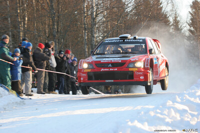 Daniel Carlsson - Bosse Holmstrand
55º Uddeholm Swedish Rally 2006. Mitsubishi Lancer WRC 05 (KP54 GXY). Clasificado 3º.

Del 3 al 5 de Febrero, Karlstad, Värmland County.
Superficie: nieve - hielo.

El Rally constaba de 3 etapas con un total de 1441.16 km de los que 349.02 km divididos en 19 tramos eran cronometrados.

Tomaron la salida 63 equipos, finalizaron 51.

© Joachim Hähn
@@
Palabras clave: Mitsubishi;Lancer;WRC;Suecia;2006