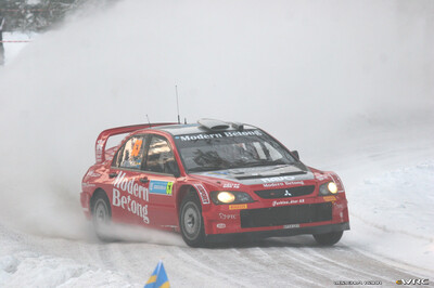 Daniel Carlsson - Bosse Holmstrand
55º Uddeholm Swedish Rally 2006. Mitsubishi Lancer WRC 05 (KP54 GXY). Clasificado 3º.

Del 3 al 5 de Febrero, Karlstad, Värmland County.
Superficie: nieve - hielo.

El Rally constaba de 3 etapas con un total de 1441.16 km de los que 349.02 km divididos en 19 tramos eran cronometrados.

Tomaron la salida 63 equipos, finalizaron 51.

© Joachim Hähn
@@
Palabras clave: Mitsubishi;Lancer;WRC;Suecia;2006