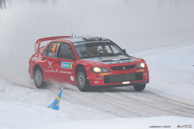 Gianluigi Galli - Giovanni Bernacchini
55º Uddeholm Swedish Rally 2006. Mitsubishi Lancer WRC 05 (KR05 ZKL). Clasificado 4º.

Del 3 al 5 de Febrero, Karlstad, Värmland County.
Superficie: nieve - hielo.

El Rally constaba de 3 etapas con un total de 1441.16 km de los que 349.02 km divididos en 19 tramos eran cronometrados.

Tomaron la salida 63 equipos, finalizaron 51.

© Joachim Hähn
@@
Palabras clave: Mitsubishi;Lancer;WRC;Suecia;2006
