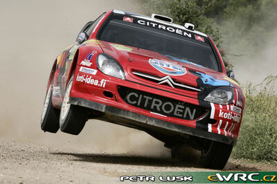 Toni Gardemeister - Jakke Honkanen
53º BP Ultimate Acropolis Rally of Greece 2006. Citroën Xsara WRC (833 DPT 78). Clasificado 4º.
Astra Racing

Del 2 al 4 de Junio, Athens.
Superficie: tierra.

El Rally constabade 3 etapas con un tenia un total de 1279.29 km de los que 355.62 km divididos en 18 tramos eran cronometrados.

Se inscribieron 91 equipos, tomaron la salida 84, finalizaron 69.

© Petr Lusk
@@
Palabras clave: Citroen;Xsara;WRC;Grecia;Acropolis;Atenas;2006