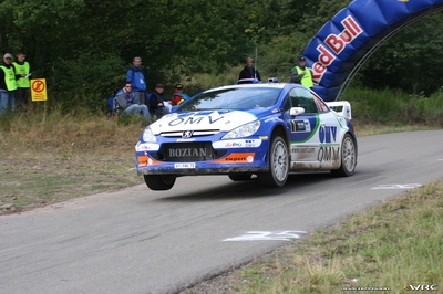 Manfred Stohl - Ilka Minor
25º OMV ADAC Rallye Deutschland 2006. Peugeot 307 WRC (471 PWL 75). Clasificado 5º.
OMV Peugeot Norway

Del 11 al 13 de Agosto, Trier, Rhineland-Palatinate.
Superficie: asfalto.

El Rally constaba de 3 etapas con un total de 1300.48 km de los que 349.11 km divididos en 19 tramos eran cronometrados.

Tomaron la salida 73 equipos, finalizaron 56.

© Joachim Hähn
@@
Palabras clave: Peugeot;WRC;Alemania;Deutschland;2006