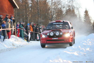 Thomas Rådström - Jörgen Skallman
55º Uddeholm Swedish Rally 2006. Subaru Impreza S10 WRC '04 (XKS 870). Clasificado 5º.

Del 3 al 5 de Febrero, Karlstad, Värmland County.
Superficie: nieve - hielo.

El Rally constaba de 3 etapas con un total de 1441.16 km de los que 349.02 km divididos en 19 tramos eran cronometrados.

Tomaron la salida 63 equipos, finalizaron 51.

© Joachim Hähn
@@
Palabras clave: Subaru;Impreza;WRC;Suecia;2006;Nieve