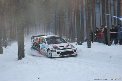Kosti Katajamäki - Timo Alanne
55º Uddeholm Swedish Rally 2006. Ford Focus RS WRC '04 (EG53 AVD). Clasificado 6º.

Del 3 al 5 de Febrero, Karlstad, Värmland County.
Superficie: nieve - hielo.

El Rally constaba de 3 etapas con un total de 1441.16 km de los que 349.02 km divididos en 19 tramos eran cronometrados.

Tomaron la salida 63 equipos, finalizaron 51.

© Joachim Hähn
@@
Palabras clave: Ford;Focus;WRC;Suecia;2006;Nieve