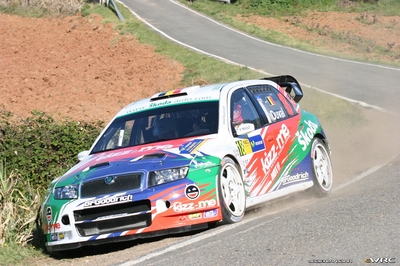 François Duval - Patrick Pivato
42º RallyRACC Catalunya - Costa Daurada 2006. Skoda Fabia WRC (S37 88E). Clasificado 6º.
First Motorsport Skoda

Del 24 al 26 de Marzo, Salou, Tarragona, Catalunya, España.
Superficie: asfalto.

El Rally tenia un total de 1376.14 Km de los que 346.43 Km divididos en 16 tramos eran especiales.

Se inscribieron 71 equipos, tomaron la salida 66, finalizaron 56.

© Joachim Hähn
@@
Palabras clave: Skoda;Fabia;WRC;Catalunya;Spain;España;2006