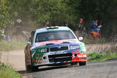 François Duval - Patrick Pivato
42º RallyRACC Catalunya - Costa Daurada 2006. Skoda Fabia WRC (S37 88E). Clasificado 6º.
First Motorsport Skoda

Del 24 al 26 de Marzo, Salou, Tarragona, Catalunya, España.
Superficie: asfalto.

El Rally tenia un total de 1376.14 Km de los que 346.43 Km divididos en 16 tramos eran especiales.

Se inscribieron 71 equipos, tomaron la salida 66, finalizaron 56.

© Joachim Hähn
@@
Palabras clave: Skoda;Fabia;WRC;Catalunya;Spain;España;2006