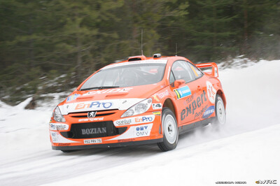 Henning Solberg - Cato Menkerud
55º Uddeholm Swedish Rally 2006. Peugeot 307 WRC (952 PRV 75). Clasificado 8º.
OMV Peugeot Norway

Del 3 al 5 de Febrero, Karlstad, Värmland County.
Superficie: nieve - hielo.

El Rally constaba de 3 etapas con un total de 1441.16 km de los que 349.02 km divididos en 19 tramos eran cronometrados.

Tomaron la salida 63 equipos, finalizaron 51.

© Joachim Hähn
@@
Palabras clave: Peugeot;WRC;Suecia;2006;Nieve