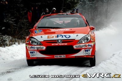 Henning Solberg - Cato Menkerud
55º Uddeholm Swedish Rally 2006. Peugeot 307 WRC (952 PRV 75). Clasificado 8º.
OMV Peugeot Norway

Del 3 al 5 de Febrero, Karlstad, Värmland County.
Superficie: nieve - hielo.

El Rally constaba de 3 etapas con un total de 1441.16 km de los que 349.02 km divididos en 19 tramos eran cronometrados.

Tomaron la salida 63 equipos, finalizaron 51.

© Leszek Kusmirek
@@
Palabras clave: Peugeot;WRC;Suecia;2006;Nieve