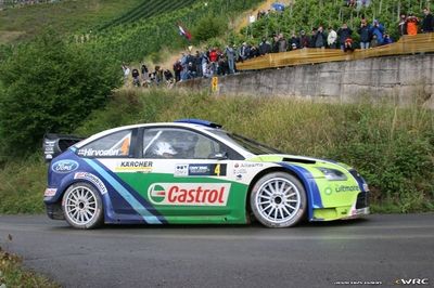 Mikko Hirvonen - Jarmo Lehtinen
25º OMV ADAC Rallye Deutschland 2006. Ford Focus RS WRC '06 (EU55 CNX). Clasificado 9º.
BP Ford World Rally Team

Del 11 al 13 de Agosto, Trier, Rhineland-Palatinate.
Superficie: asfalto.

El Rally constaba de 3 etapas con un total de 1300.48 km de los que 349.11 km divididos en 19 tramos eran cronometrados.

Tomaron la salida 73 equipos, finalizaron 56.

© Joachim Hähn
@@
Palabras clave: Ford;Focus;WRC;Alemania;2006