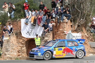Gilles Panizzi - Hervé Panizzi
42º RallyRACC Catalunya - Costa Daurada 2006. Skoda Fabia WRC (4S5 3382). Clasificado 10º.
Red Bull Skoda

Del 24 al 26 de Marzo, Salou, Tarragona, Catalunya, España.
Superficie: asfalto.

El Rally tenia un total de 1,376.14 Km de los que 346.43 Km divididos en 16 tramos eran especiales.

Se inscribieron 71 equipos, tomaron la salida 66, finalizaron 56.

© Joachim Hähn
@@
Palabras clave: Skoda;Fabia;WRC;Catalunya;España;Spain;2006