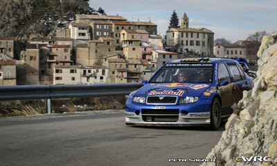 Gilles Panizzi - Hervé Panizzi
74º Rallye Automobile de Monte-Carlo 2006. Skoda Fabia WRC (4S5 3382). Clasificado 10º.
Red Bull Skoda

Del 20 al 22 de Enero, Monaco.
Superficie: asfalto - nieve.

El Rally tenia un total de 1294.89 Km de los que 366.39 km divididos en 18 tramos eran especiales, (2 de ellas fueron canceladas SS3 Pierlas - Ilonse 1 de 23.22 Km y SS11 La Tour sur Tinee - Utelle 2 de 18.73 Km).

Se inscribieron 53 equipos, tomaron la salida 51, finalizaron 43.

© Petr Sagner
@@
Palabras clave: Skoda;Fabia;WRC;Montecarlo;2006