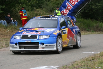 Mattias Ekström - Jonas Andersson
25º OMV ADAC Rallye Deutschland 2006. Skoda Fabia WRC (5S8 3686). Clasificado 11º.
Red Bull Skoda

Del 11 al 13 de Agosto, Trier, Rhineland-Palatinate.
Superficie: asfalto.

El Rally constaba de 3 etapas con un total de 1300.48 km de los que 349.11 km divididos en 19 tramos eran cronometrados.

Tomaron la salida 73 equipos, finalizaron 56.

© Joachim Hähn
@@
Palabras clave: Skoda;Fabia;WRC;2006