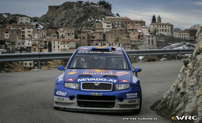 Andreas Aigner - Timo Gottschalk
74º Rallye Automobile de Monte-Carlo 2006. Škoda Fabia WRC (4S5 3381). Clasificado 13º.
Red Bull Skoda

Del 20 al 22 de Enero, Monaco.
Superficie: asfalto - nieve.

El Rally tenia un total de 1294.89 Km de los que 366.39 km divididos en 18 tramos eran especiales, (2 de ellas fueron canceladas SS3 Pierlas - Ilonse 1 de 23.22 Km y SS11 La Tour sur Tinee - Utelle 2 de 18.73 Km).

Se inscribieron 53 equipos, tomaron la salida 51, finalizaron 43.

© Petr Sagner
@@
Palabras clave: Skoda;Fabia;WRC;Montecarlo;2006