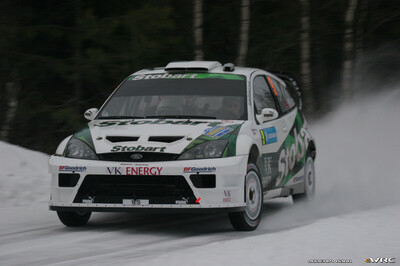 Matthew Wilson - Michael Orr
55º Uddeholm Swedish Rally 2006. Ford Focus RS WRC '04 (1 ES). Clasificado 14º.
Stobart VK Ford Rally Team

Del 3 al 5 de Febrero, Karlstad, Värmland County.
Superficie: nieve - hielo.

El Rally constaba de 3 etapas con un total de 1441.16 km de los que 349.02 km divididos en 19 tramos eran cronometrados.

Tomaron la salida 63 equipos, finalizaron 51.

© Joachim Hähn
@@
Palabras clave: Ford;Focus;WRC;Suecia;2006;Nieve