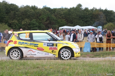 Pavel Valoušek jun. - Zdenek Hruza
25º OMV ADAC Rallye Deutschland 2006. Suzuki Swift S1600 (SSE-001). Clasificado 19º.

Del 11 al 13 de Agosto, Trier, Rhineland-Palatinate.
Superficie: asfalto.

El Rally constaba de 3 etapas con un total de 1300.48 km de los que 349.11 km divididos en 19 tramos eran cronometrados.

Tomaron la salida 73 equipos, finalizaron 56.

© Joachim Hähn
@@
Palabras clave: Suzuki;Swift;Alemania