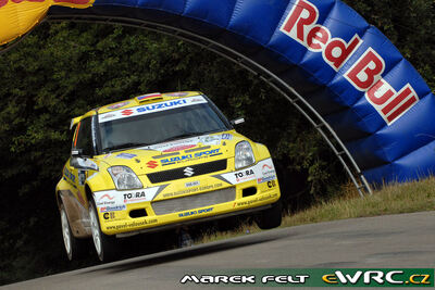 Pavel Valoušek jun. - Zdenek Hruza
25º OMV ADAC Rallye Deutschland 2006. Suzuki Swift S1600 (SSE-001). Clasificado 19º.

Del 11 al 13 de Agosto, Trier, Rhineland-Palatinate.
Superficie: asfalto.

El Rally constaba de 3 etapas con un total de 1300.48 km de los que 349.11 km divididos en 19 tramos eran cronometrados.

Tomaron la salida 73 equipos, finalizaron 56.

© Marek Felt
@@
Palabras clave: Suzuki;Swift;Alemania