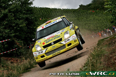 Pavel Valoušek jun. - Zdenek Hruza
25º OMV ADAC Rallye Deutschland 2006. Suzuki Swift S1600 (SSE-001). Clasificado 19º.

Del 11 al 13 de Agosto, Trier, Rhineland-Palatinate.
Superficie: asfalto.

El Rally constaba de 3 etapas con un total de 1300.48 km de los que 349.11 km divididos en 19 tramos eran cronometrados.

Tomaron la salida 73 equipos, finalizaron 56.

© Petr Lusk
@@
Palabras clave: Suzuki;Swift;Alemania