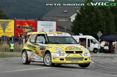 Pavel Valoušek jun. - Zdenek Hruza
25º OMV ADAC Rallye Deutschland 2006. Suzuki Swift S1600 (SSE-001). Clasificado 19º.

Del 11 al 13 de Agosto, Trier, Rhineland-Palatinate.
Superficie: asfalto.

El Rally constaba de 3 etapas con un total de 1300.48 km de los que 349.11 km divididos en 19 tramos eran cronometrados.

Tomaron la salida 73 equipos, finalizaron 56.

© Petr Sagner
@@
Palabras clave: Suzuki;Swift;Alemania