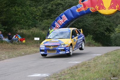 Hermann Gaßner sen. - Karin Thannhäuser
25º OMV ADAC Rallye Deutschland 2006. Mitsubishi Lancer Evo IX (BGL ZY 8). Clasificado 21º.
Kathrein Renn- und Rallye Team

Del 11 al 13 de Agosto, Trier, Rhineland-Palatinate.
Superficie: asfalto.

El Rally constaba de 3 etapas con un total de 1300.48 km de los que 349.11 km divididos en 19 tramos eran cronometrados.

Tomaron la salida 73 equipos, finalizaron 56.

© Joachim Hähn
@@
Palabras clave: Mitsubishi;Lancer;Alemania