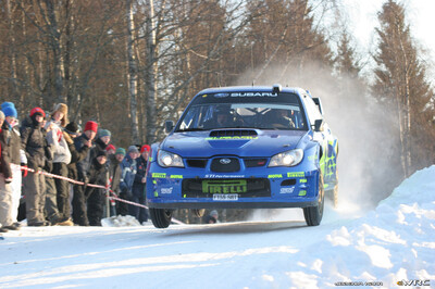 Petter Solberg - Phil Mills
55º Uddeholm Swedish Rally 2006. Subaru Impreza S12 WRC '06 (FT55 SRT). Excluído en SS18 Rämmen 2 de 23.35 km.
Desconocemos el motivo de dicha exclusión.
Subaru World Rally Team

Del 3 al 5 de Febrero, Karlstad, Värmland County.
Superficie: nieve - hielo.

El Rally constaba de 3 etapas con un total de 1441.16 km de los que 349.02 km divididos en 19 tramos eran cronometrados.

Tomaron la salida 63 equipos, finalizaron 51.

© Joachim Hähn
@@
Palabras clave: Subaru;Impreza;WRC;Suecia;2006;Nieve