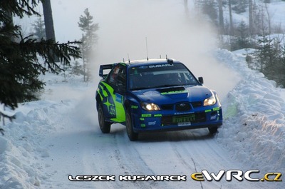 Petter Solberg - Phil Mills
55º Uddeholm Swedish Rally 2006. Subaru Impreza S12 WRC '06 (FT55 SRT). Excluído en SS18 Rämmen 2 de 23.35 km.
Desconocemos el motivo de dicha exclusión.
Subaru World Rally Team

Del 3 al 5 de Febrero, Karlstad, Värmland County.
Superficie: nieve - hielo.

El Rally constaba de 3 etapas con un total de 1441.16 km de los que 349.02 km divididos en 19 tramos eran cronometrados.

Tomaron la salida 63 equipos, finalizaron 51.

© Leszek Kusmirek
@@
Palabras clave: Subaru;Impreza;WRC;Suecia;2006;Nieve