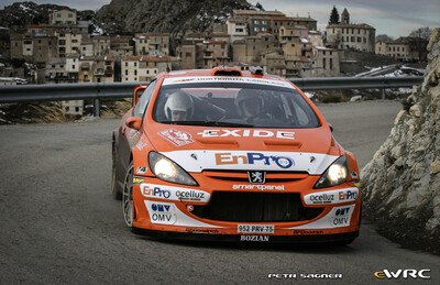 Henning Solberg - Cato Menkerud
74º Rallye Automobile de Monte-Carlo 2006. Peugeot 307 WRC (952 PRV 75). Abandonó por accidente en SS18 La Bollène Vésubie - Sospel 3 - 31.25 km.
Subaru World Rally Team

Del 20 al 22 de Enero, Monaco.
Superficie: asfalto - nieve.

El Rally tenia un total de 1294.89 Km de los que 366.39 km divididos en 18 tramos eran especiales, (2 de ellas fueron canceladas SS3 Pierlas - Ilonse 1 de 23.22 Km y SS11 La Tour sur Tinee - Utelle 2 de 18.73 Km).

Se inscribieron 53 equipos, tomaron la salida 51, finalizaron 43.

© Petr Sagner
@
Palabras clave: Peugeot;WRC;Montecarlo;2006