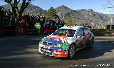 François Duval - Patrick Pivato
74º Rallye Automobile de Monte-Carlo 2006. Skoda Fabia WRC (S37 88E). Abandonó por accidente en SS9 La Tour sur Tinée - Utelle 1 - 18.73 km
First Motorsport Skoda

Del 20 al 22 de Enero, Monaco.
Superficie: asfalto - nieve.

El Rally tenia un total de 1294.89 Km de los que 366.39 km divididos en 18 tramos eran especiales, (2 de ellas fueron canceladas SS3 Pierlas - Ilonse 1 de 23.22 Km y SS11 La Tour sur Tinee - Utelle 2 de 18.73 Km).

Se inscribieron 53 equipos, tomaron la salida 51, finalizaron 43.

© Petr Sagner
@@
Palabras clave: Skoda;Fabia;WRC;Montecarlo;2006
