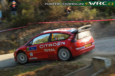 Sébastien Loeb - Daniel Elena
51º Tour de Corse - Rallye de France 2007. Citroën C4 WRC (733 DYN 78). Clasificado 1º.
Citroën Total WRT

Del 12 al 14 de Octubre, Ajaccio.
Superficie: asfalto.

El Rally constaba de 3 etapas con un total de 1099.10 km de los que 359.32 km divididos en 16 tramos, eran cronometrados.

Tomaron la salida 74 equipos, finalizaron 57.

© Martin Stanislav
@
Palabras clave: Citroen;WRC;Corse;Corcega;2007