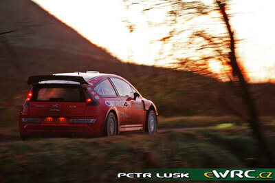 Sébastien Loeb - Daniel Elena
3º Rally Ireland 2007. Citroën C4 WRC (733 DYN 78). Clasificado 1º.
Citroën Total WRT

Del 16 al 18 de Noviembre, Sligo.
Superficie: asfalto.

El Rally constaba de 3 etapas con un total de 1182.63 km de los que 328.72 km divididos en 20 tramos, eran cronometrados.

Tomaron la salida 84 equipos, finalizaron 66.

© Petr Lusk
@@
Palabras clave: Citroen;WRC;Irlanda;2007