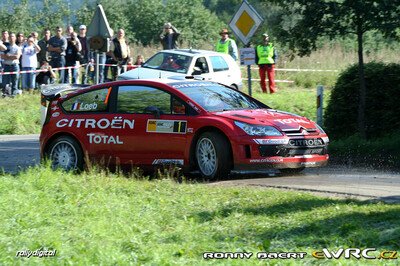 Sébastien Loeb - Daniel Elena
26º ADAC Rallye Deutschland 2007. Citroën C4 WRC (733 DYN 78). Clasificado 1º.
Citroën Total WRT

Del 17 al 19 de Agosto, Trier.
Superficie: asfalto.

El Rally constaba de 3 etapas con un total de 1227.04 km de los que 356.27 km divididos en 19 tramos, eran cronometrados.

Tomaron la salida 102 equipos, finalizaron 88.

© Ronny Baert
@
Palabras clave: Citroen;WRC;Alemania;2007