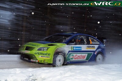 Marcus Grönholm - Timo Rautiainen
56º Uddeholm Swedish Rally 2007. Ford Focus RS WRC '06 (EJ56 FZV). Clasificado 1º.
BP Ford World Rally Team

Del 9 al 11 de Febrero, Karlstad.
Superficie: nieve - hielo.

El Rally constaba de 3 etapas con un total de 1731.25 km de los que 342.09 km divididos en 20 tramos, eran cronometrados.

Tomaron la salida 58 equipos, finalizaron 43.

© Martin Stanislav
@@
Palabras clave: ;Ford;Focus;WRC;Suecia;2007;Nieve